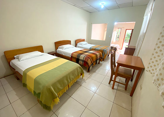 Habitación con baño hotal vista al mar Galápagos