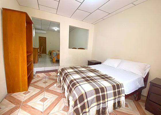 Habitación con baño hotal vista al mar Galápagos