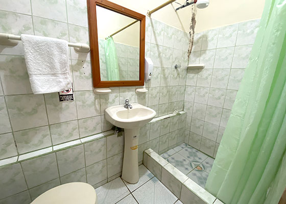 Habitación con baño hotal vista al mar Galápagos