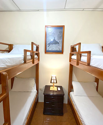 habitación compartida hombres hotel vista al mar galápagos