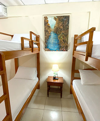 habitación compartida mujeres hotel vista al mar galápagos